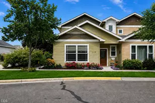 546 Blue Moon Dr, Central Point, OR 97502 - Photo 1