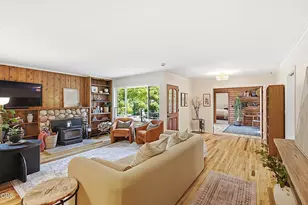 1027 NW Hawthorne Ave, Grants Pass, OR 97526 - Photo 9