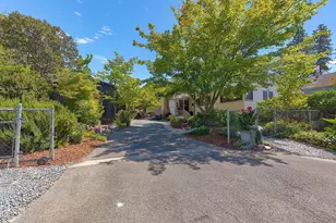 1027 NW Hawthorne Ave, Grants Pass, OR 97526 - Photo 61