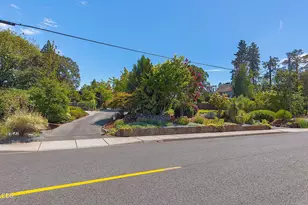 1027 NW Hawthorne Ave, Grants Pass, OR 97526 - Photo 67