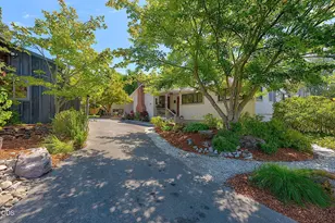 1027 NW Hawthorne Ave, Grants Pass, OR 97526 - Photo 3