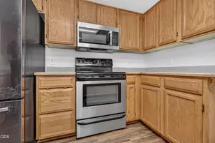 1011 Coachman Dr, Central Point, OR 97502 - Photo 9