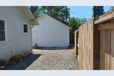511 SE I Street, Grants Pass, OR 97526 - Photo 3