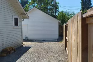 511 SE I St, Grants Pass, OR 97526 - Photo 3
