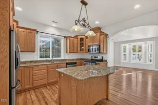 1240 Stonegate Dr, Medford, OR 97504 - Photo 9