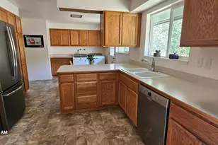 10065 Westbrook Dr, Klamath Falls, OR 97603 - Photo 3