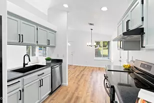 803 Bower Ln, Grants Pass, OR 97527 - Photo 5