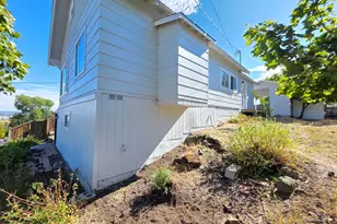 324 N 3rd St, Klamath Falls, OR 97601 - Photo 3