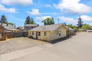 942 NW Delaware Ave, Bend, OR 97703 - Photo 11