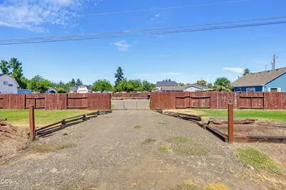 1590 S Columbus Avenue, Medford, OR 97501 - Photo 3