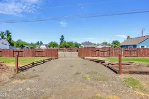 1590 S Columbus Ave, Medford, OR 97501 - Photo 3