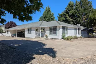 541 Briarwood Dr, Central Point, OR 97502 - Photo 1