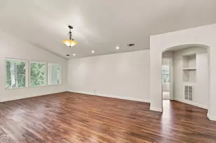 706 Summerwood Dr, Medford, OR 97504 - Photo 9