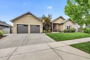 4023 Crystal Springs Dr, Medford, OR 97504 - Photo 3
