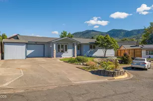 776 NW Carol Dr, Grants Pass, OR 97526 - Photo 1