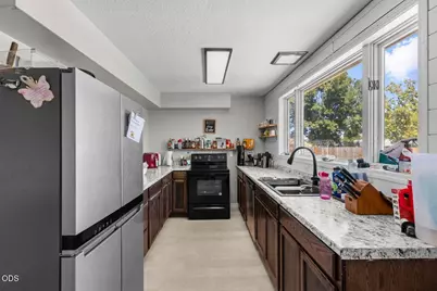 1070 N Ross Lane N, Medford, OR 97501 - Photo 9