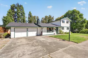 1825 Hybiscus St, Medford, OR 97504 - Photo 1