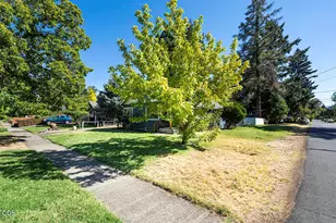 221 Vancouver Ave, Medford, OR 97504 - Photo 3
