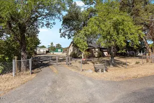 6607 Pinehurst St, Central Point, OR 97502 - Photo 1