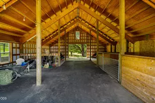 931 Hogan Rd, Jacksonville, OR 97530 - Photo 23