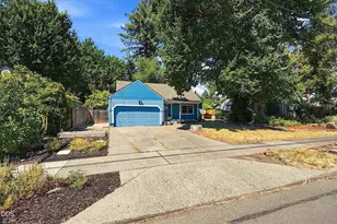 438 NE Flint St, Grants Pass, OR 97526 - Photo 3