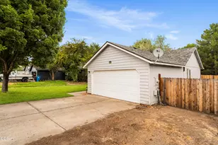2971 SW Salmon Ave, Redmond, OR 97756 - Photo 3