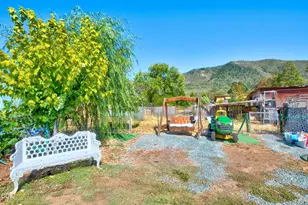 204 E Rosewood St, Grants Pass, OR 97527 - Photo 3