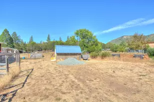 204 E Rosewood St, Grants Pass, OR 97527 - Photo 35