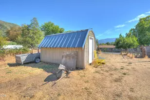 204 E Rosewood St, Grants Pass, OR 97527 - Photo 31
