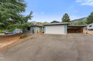 221 Village Ln, Grants Pass, OR 97527 - Photo 5