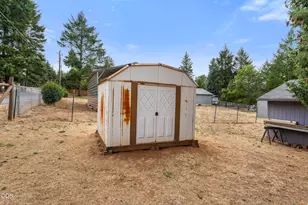 221 Village Ln, Grants Pass, OR 97527 - Photo 27