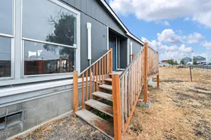 101 NE Daisy St, Madras, OR 97741 - Photo 3