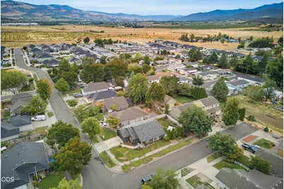 719 Nobility Drive, Medford, OR 97501 - Photo 5