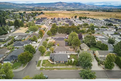 719 Nobility Drive, Medford, OR 97501 - Photo 9