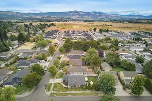 719 Nobility Dr, Medford, OR 97501 - Photo 9