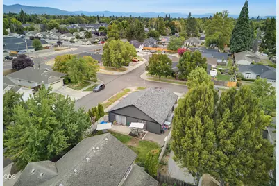 719 Nobility Drive, Medford, OR 97501 - Photo 7