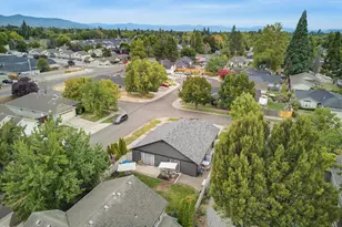 719 Nobility Dr, Medford, OR 97501 - Photo 7