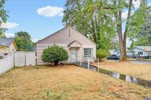 305 E Park St, Grants Pass, OR 97527 - Photo 21