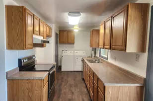 610 S 4th St, Central Point, OR 97502 - Photo 9