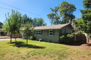 610 S 4th St, Central Point, OR 97502 - Photo 3