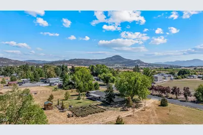 2539 Lotus Lane, Central Point, OR 97502 - Photo 3