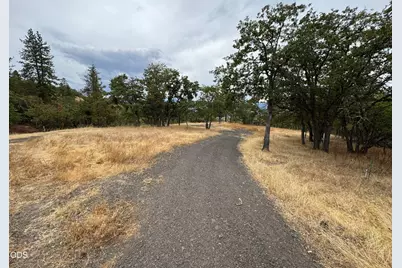 6061 Hillcrest Road, Medford, OR 97504 - Photo 5