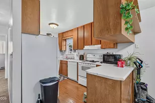 1007 W 9th St, Medford, OR 97501 - Photo 5