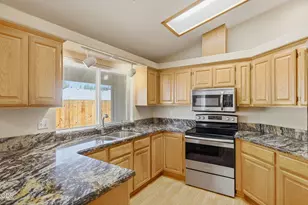 100 SE Liberty Dr, Grants Pass, OR 97527 - Photo 9