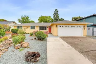 732 Sandra Ln, Central Point, OR 97502 - Photo 3