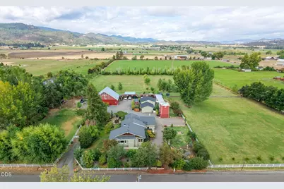 4919 Grant Road, Central Point, OR 97502 - Photo 3