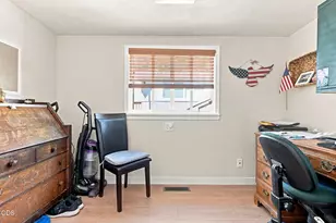 1055 N 5th St, Jacksonville, OR 97530 - Photo 9