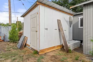 2395 Redwood Ave, Grants Pass, OR 97527 - Photo 17