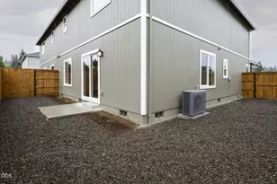 151 SE Champagne Ct, Grants Pass, OR 97527 - Photo 21
