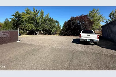 925 Gilman Road, Medford, OR 97504 - Photo 3